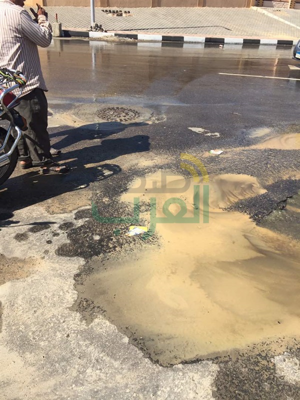 بالصور.. تكدس مروري بسبب كسر ماسورة "صرف صحي" بمصر الجديدة