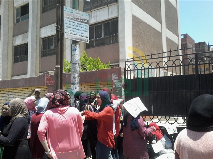 فرحة بين طلاب الثانوية بالقليوبية لسهولة امتحاني الكيمياء وعلم النفس