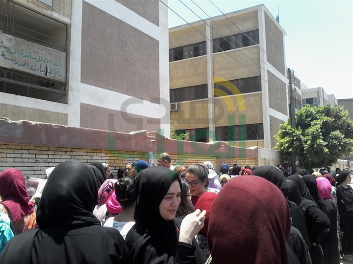 فرحة بين طلاب الثانوية بالقليوبية لسهولة امتحاني الكيمياء وعلم النفس