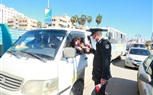 ضباط الشرطة بكفر الشيخ يوزعون الحلوى والورود علي المواطنين بالشوارع  (صور)