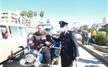 ضباط الشرطة بكفر الشيخ يوزعون الحلوى والورود علي المواطنين بالشوارع  (صور)