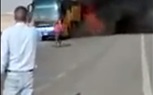 بالصور.. تفحم بالكامل.. اشتعال أتوبيس خاص يحمل 20 راكباً