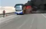 بالصور.. تفحم بالكامل.. اشتعال أتوبيس خاص يحمل 20 راكباً