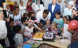 لدعم مرضى السرطان.. شاب ينظم حفل عيد ميلاده بمستشفى علاج سرطان الأطفال بالأقصر