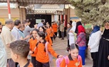 معلمو مدرسة بكفر الشيخ يستقبلون الطلاب بممر شرفي 