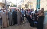 توافد المواطنين أمام اللجان الفرعية بقرى البحيرة