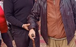 شرطى يساعد مسن للإدلاء بصوته