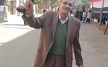 استاذ متفرغ بكلية الطب يرقص بالعصا أمام اللجنة الانتخابية ببنها