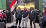 أحمد بلال يدلى بصوته فى الانتخابات الرئاسية رافعا علم مصر