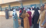 مئات النساء تتوافد علي الانتخابات وسط اهتمام من الرائدات الريفيات لاستقبال كبار السن والمعاقين بالنواورة باسيوط 