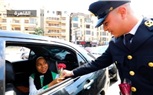 رجال الشرطة يواصلون توزيع الهدايا علي المواطنين احتفالاً بعيد الفطر المبارك     