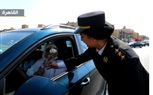 رجال الشرطة يواصلون توزيع الهدايا علي المواطنين احتفالاً بعيد الفطر المبارك     