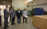  فى إطار حرصه على التواجد بين العاملين لمتابعة سير العملية الإنتاجية ،،، 
