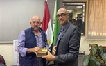 النائب ايهاب منصور يكرم اللواء أحمد جلال الطنطاوي رئيس حي العمرانية