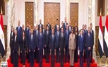 الرئيس السيسي يتوسط صورة تذكارية مع الحكومة الجديدة عقب أداء اليمين الدستورية