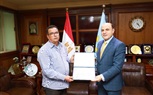 محافظ كفر الشيخ يكرم موظف بطل قصة كفاح تُلهم الأجيال