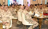 وزير الدفاع يشارك عدد من مقاتلى قوات الدفاع الجوى تناول وجبة الإفطار         