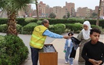 محافظة الجيزة توزّع أكياسًا بلاستيكية مجانًا على روّاد الحدائق والمتنزهات لجمع المخلفات وتسهيل عملية النظافة خلال عيد الفطر المبارك