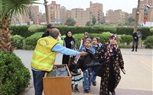 محافظة الجيزة توزّع أكياسًا بلاستيكية مجانًا على روّاد الحدائق والمتنزهات لجمع المخلفات وتسهيل عملية النظافة خلال عيد الفطر المبارك