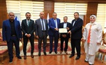 رئيس جامعة كفر الشيخ يسلم شهادة اعتماد برنامج علم النفس الإكلينيكي لأعضاء هيئة التدريس بكلية الآداب