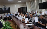 وزير العمل يُسلم عقود عمل للمتقدمين على فرص عمل بالإمارات