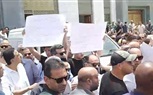 مشيعون  احمد الدجوى يرفعون لافتات تتهم الحفيدتين بالتسبب في وفاته