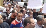 مشيعون  احمد الدجوى يرفعون لافتات تتهم الحفيدتين بالتسبب في وفاته