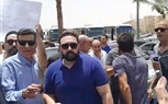 مشيعون  احمد الدجوى يرفعون لافتات تتهم الحفيدتين بالتسبب في وفاته