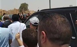 مشيعون  احمد الدجوى يرفعون لافتات تتهم الحفيدتين بالتسبب في وفاته