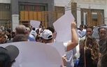 مشيعون  احمد الدجوى يرفعون لافتات تتهم الحفيدتين بالتسبب في وفاته
