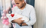 الصحفي محمد نبيل يهنئ صديقه الضابط محمد خالد بمولوده الأول