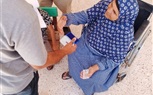 قاضي يساعد مسنة علي الإدلاء بصوتها في انتخابات مجلس الشيوخ ببيلا في كفر الشيخ