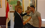 أحمد رضا يهدي السفارة الفنزويلية تمثالاً للراحل هوجو تشافيز