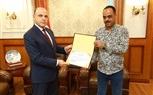 محافظ كفر الشيخ يكرم العاملين بمركز الشبكة الوطنية للطوارئ والسلامة تقديرًا لجهودهم المتميزة