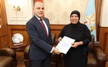محافظ كفر الشيخ يُسلّم 10 عقود تقنين للمستفيدين من أراضي الدولة