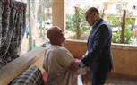 زيارة إنسانية تُلهب القلوب.. محافظ كفر الشيخ يترك جولته ليحقق أمنية مسن مريض في الشباسية