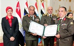 الفريق أشرف سالم زاهر القائد العام للقوات المسلحة وزير الدفاع والإنتاج الحربى  يكرم عدداً من القادة الذين أوفوا العطاء بالقوات المسلحة