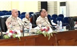 الفريق أشرف سالم زاهر القائد العام للقوات المسلحة وزير الدفاع والإنتاج الحربى يلتقى عدداً من مقاتلى المنطقة الجنوبية العسكرية