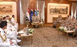 وزير الدفاع ورئيس الأركان يلتقيان رئيس هيئة الأركان العامة للجيوش الفرنسية لبحث التعاون العسكري المشترك
