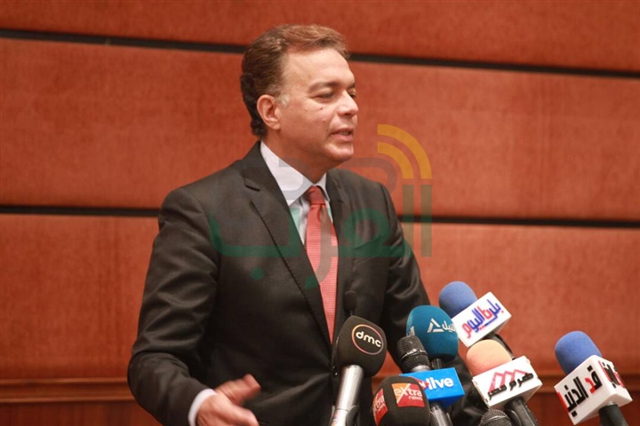 وزير النقل يشهد توقيع بروتوكول شراء 100 جرار سكة حديد