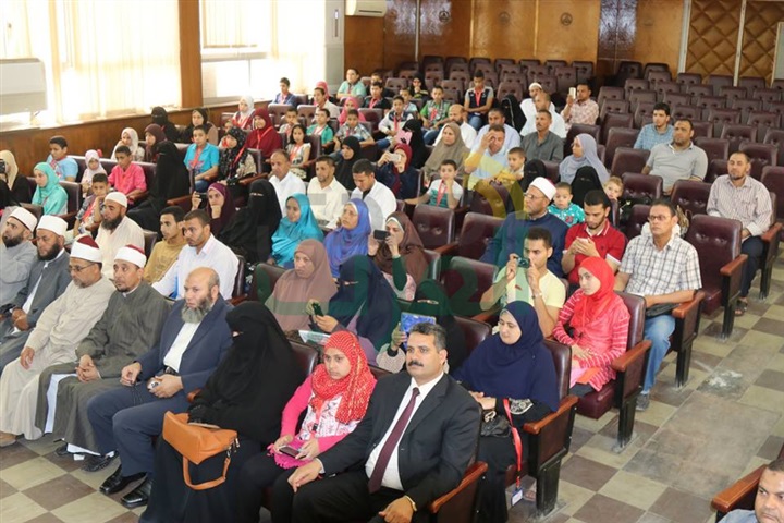 بالفيديو والصور.. محافظ كفرالشخ يكرم 95 من حفظة القرآن الكريم في مسابقة الأوقاف الرمضانية 