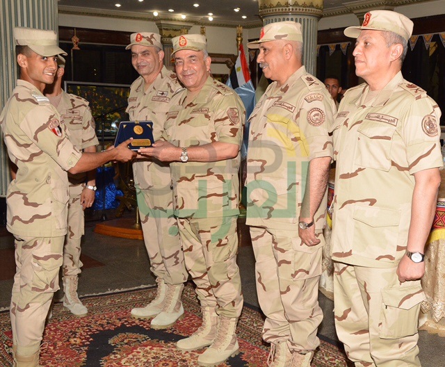 محمود حجازى يلتقى أعضاء هيئة التدريس وطلبة الكلية الفنية العسكرية وكلية الطب العسكرى ويشاركهم الإفطار