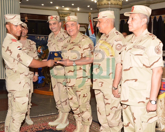 محمود حجازى يلتقى أعضاء هيئة التدريس وطلبة الكلية الفنية العسكرية وكلية الطب العسكرى ويشاركهم الإفطار