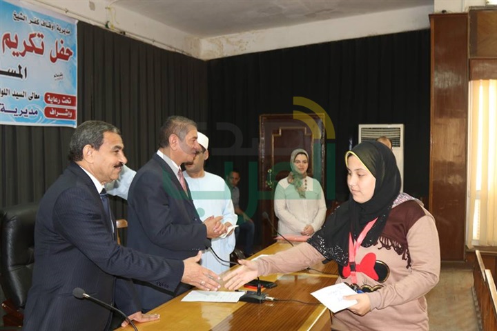 بالفيديو والصور.. محافظ كفرالشخ يكرم 95 من حفظة القرآن الكريم في مسابقة الأوقاف الرمضانية 