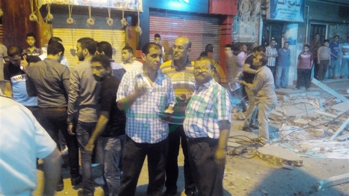 بالصور.. تحطم سيارة وإصابة 3 فى انهيار شرفة عقار قديم بكفر الشيخ