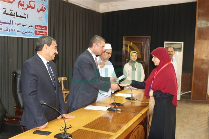 بالفيديو والصور.. محافظ كفرالشخ يكرم 95 من حفظة القرآن الكريم في مسابقة الأوقاف الرمضانية 