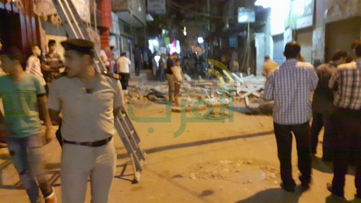 بالصور.. تحطم سيارة وإصابة 3 فى انهيار شرفة عقار قديم بكفر الشيخ