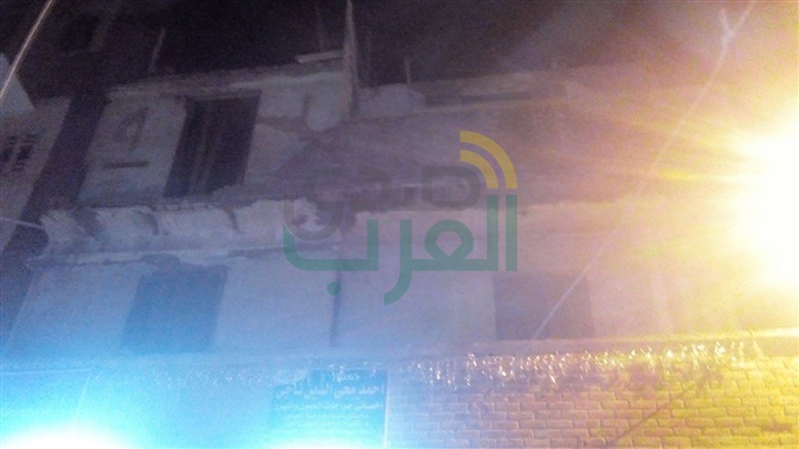 بالصور.. تحطم سيارة وإصابة 3 فى انهيار شرفة عقار قديم بكفر الشيخ