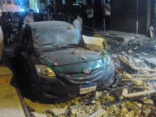 بالصور.. تحطم سيارة وإصابة 3 فى انهيار شرفة عقار قديم بكفر الشيخ
