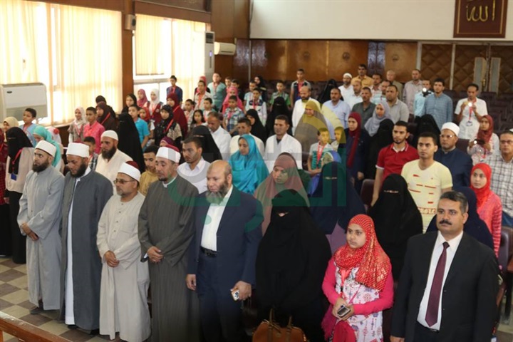 بالفيديو والصور.. محافظ كفرالشخ يكرم 95 من حفظة القرآن الكريم في مسابقة الأوقاف الرمضانية 